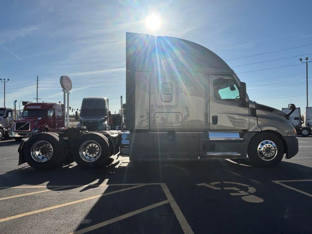2023 Freightliner Cascadia - image 8