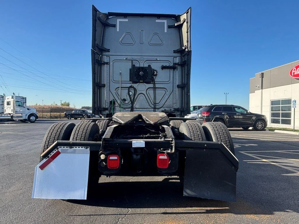 2023 Freightliner Cascadia - image 7
