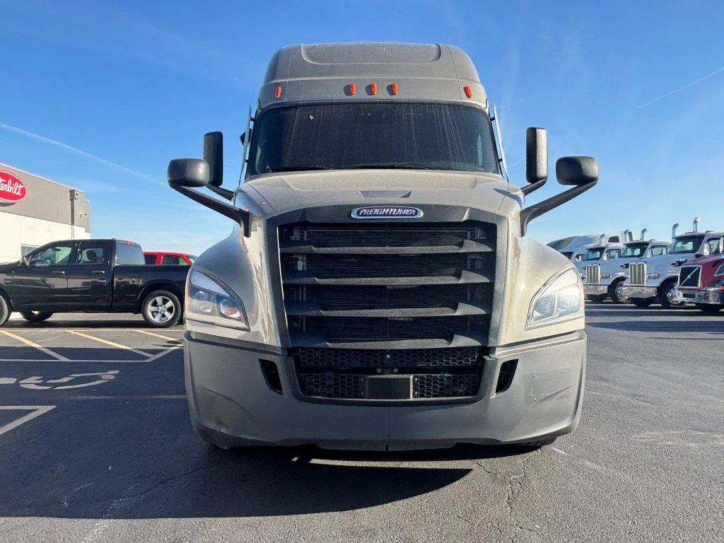 2023 Freightliner Cascadia - image 3