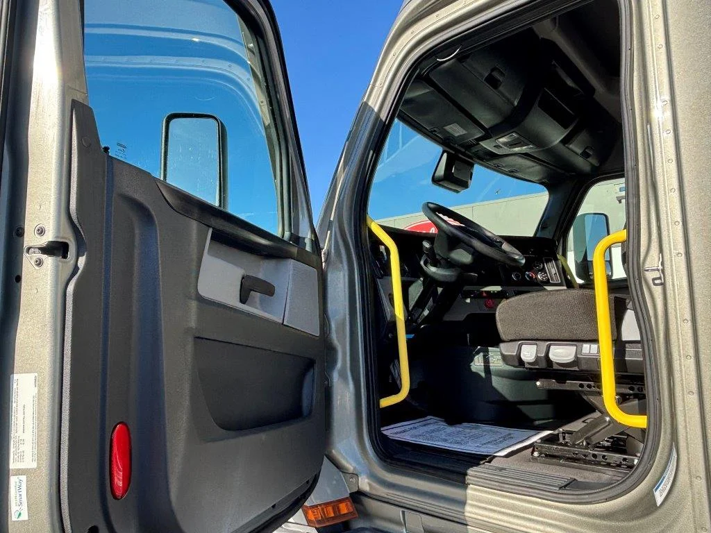 2023 Freightliner Cascadia - image 13