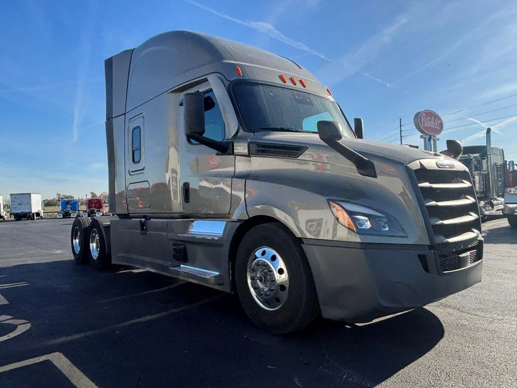 2023 Freightliner Cascadia - image 2