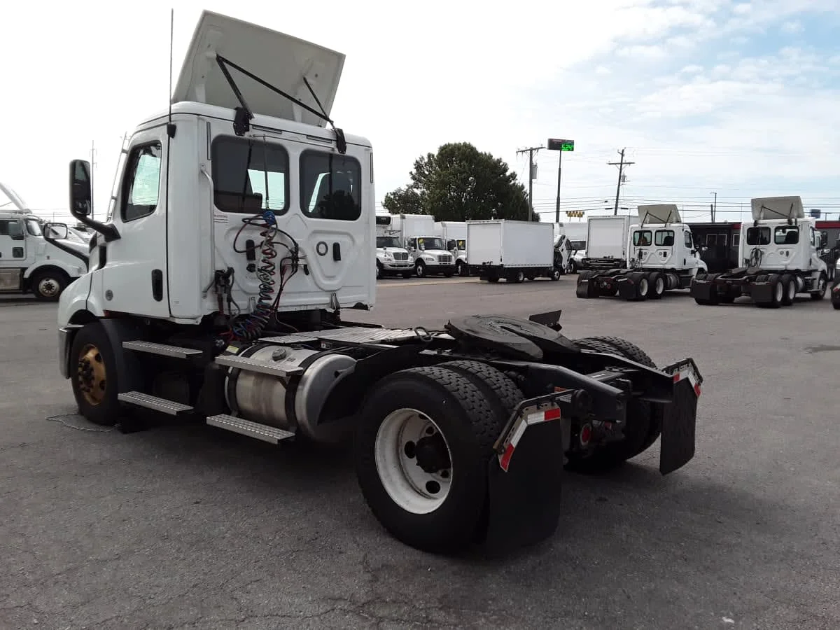 2020 Freightliner Cascadia in La Vergne, TN — photo 6