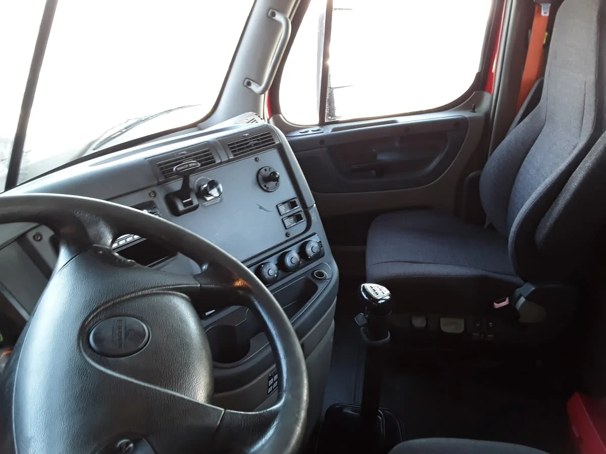 2016 Freightliner Cascadia in Kansas City, MO — photo 8