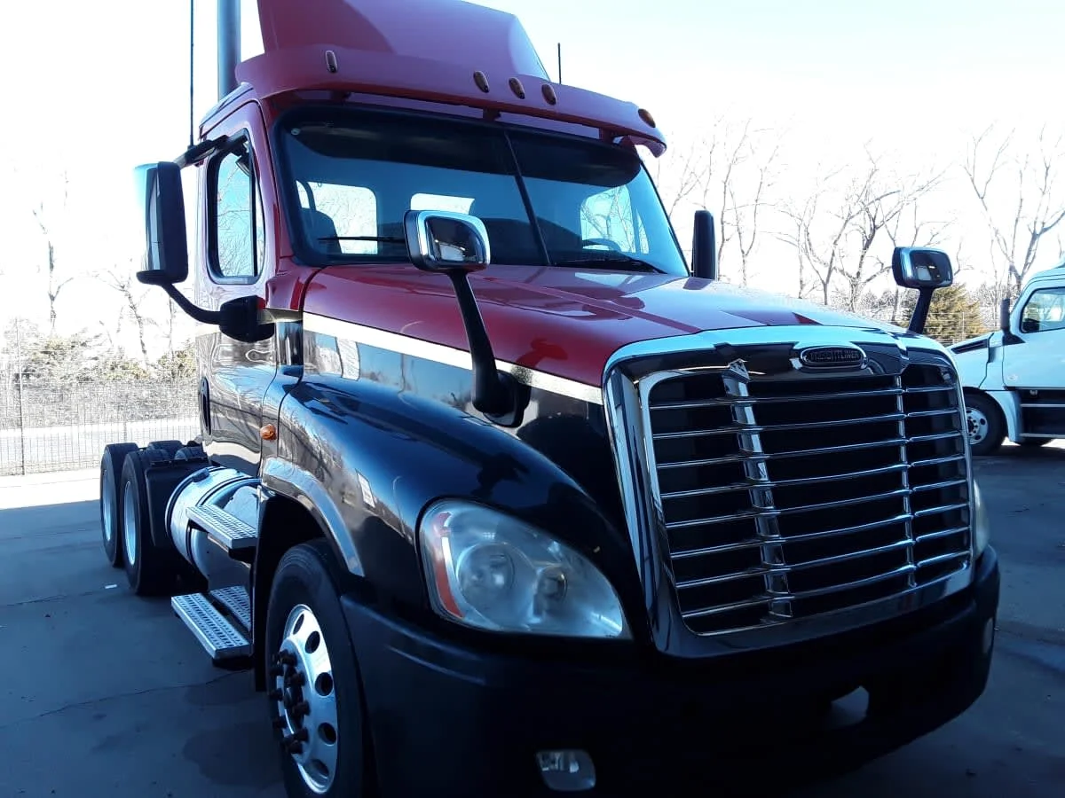 2016 Freightliner Cascadia - image 3