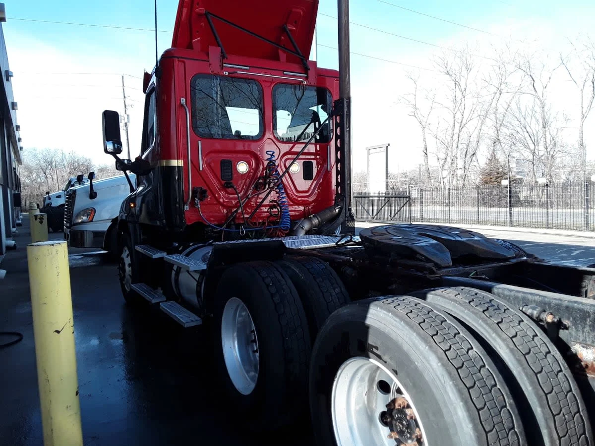 2016 Freightliner Cascadia in Kansas City, MO — photo 6