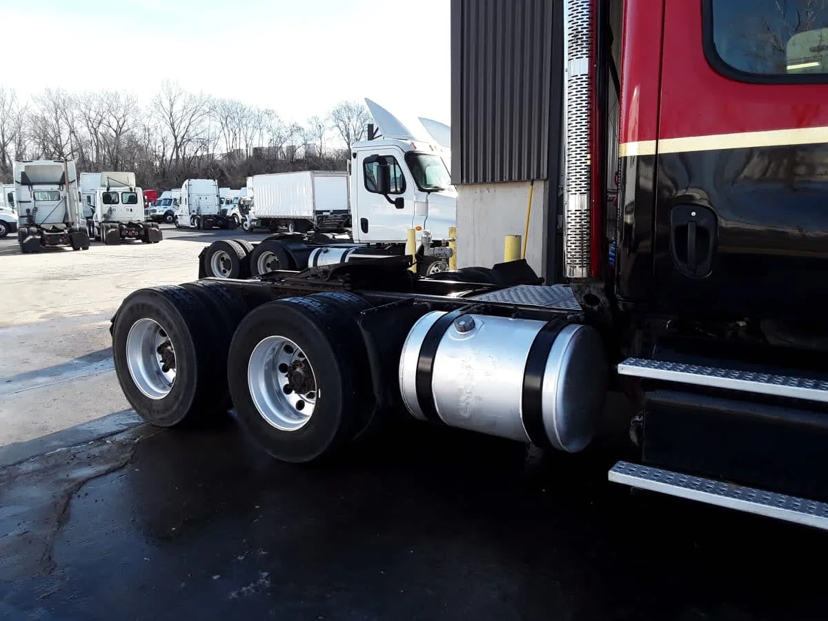 2016 Freightliner Cascadia - image 4