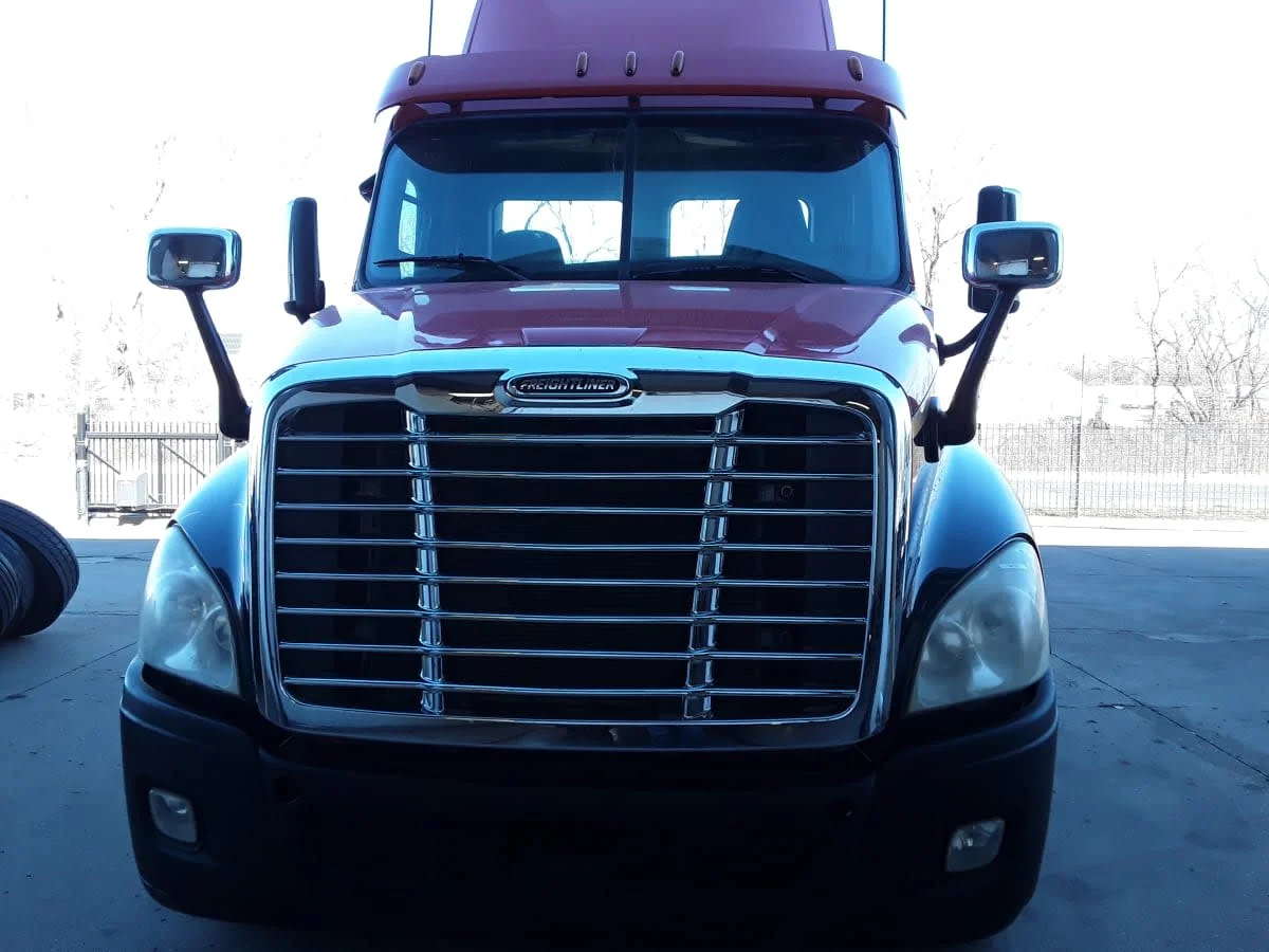 2016 Freightliner Cascadia - image 2
