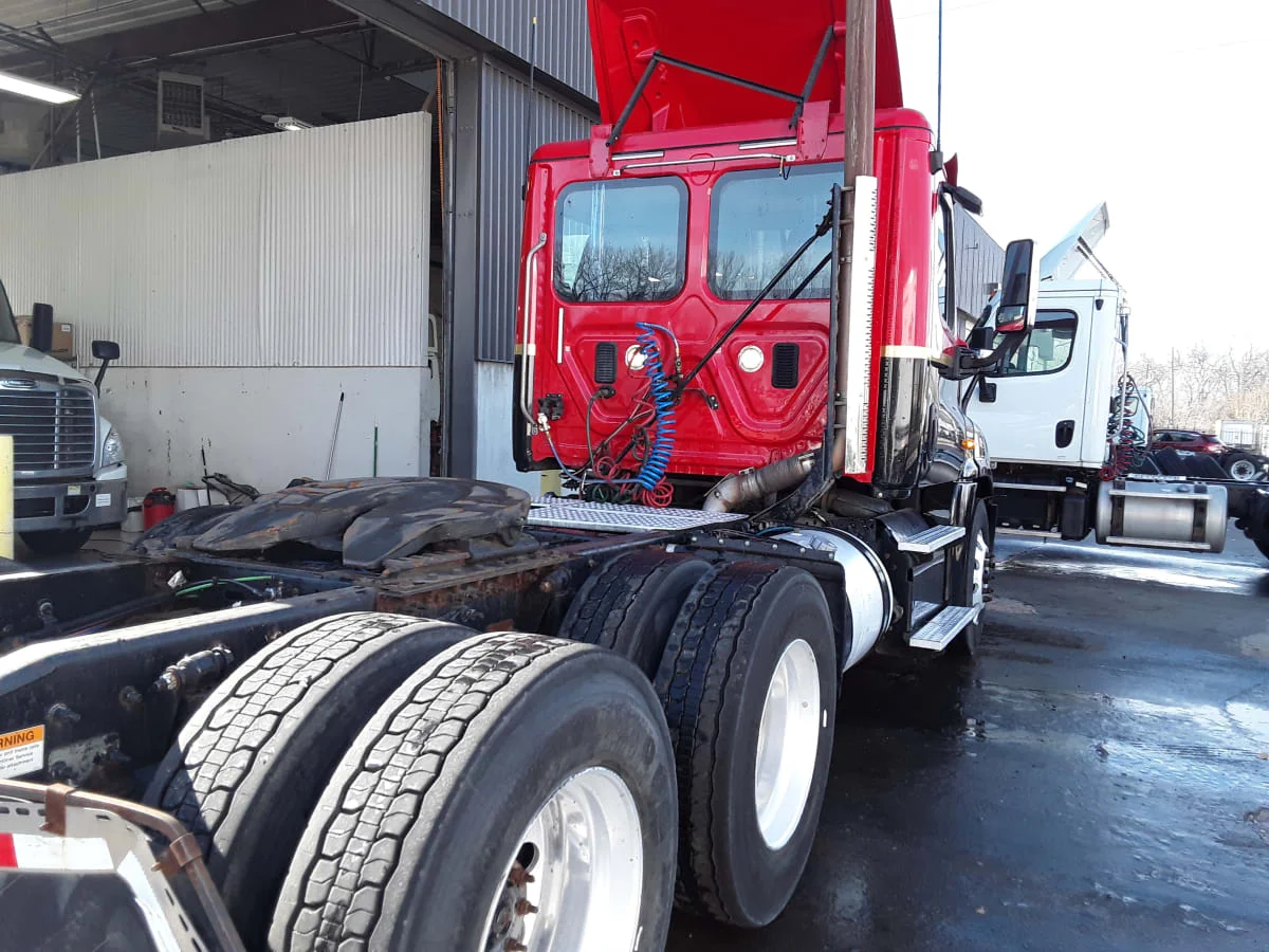 2016 Freightliner Cascadia in Kansas City, MO — photo 5
