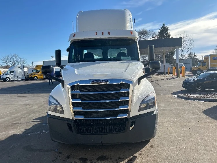 2020 Freightliner Cascadia in Brooklyn Park, MN — photo 2