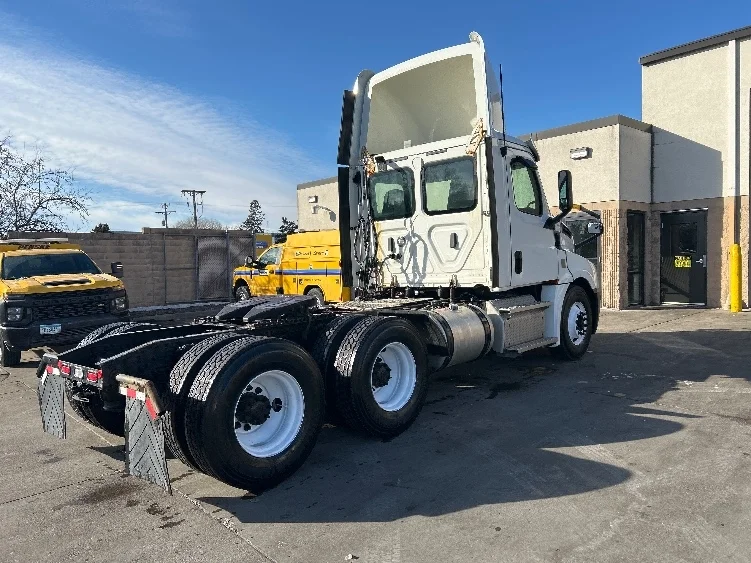 2020 Freightliner Cascadia in Brooklyn Park, MN — photo 7