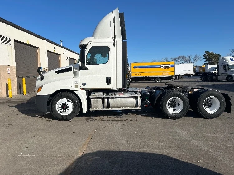 2020 Freightliner Cascadia in Brooklyn Park, MN — photo 4