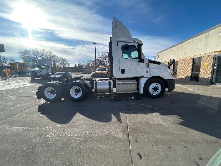 2020 Freightliner Cascadia in Brooklyn Park, MN — photo 8