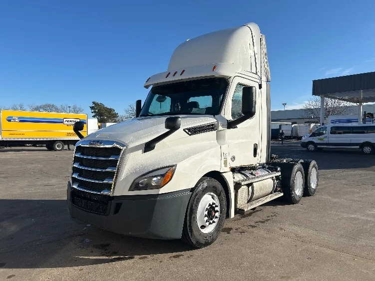 2020 Freightliner Cascadia in Brooklyn Park, MN — photo 3