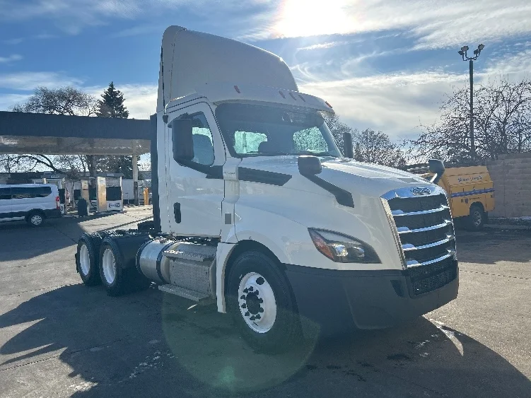 2020 Freightliner Cascadia in Brooklyn Park, MN