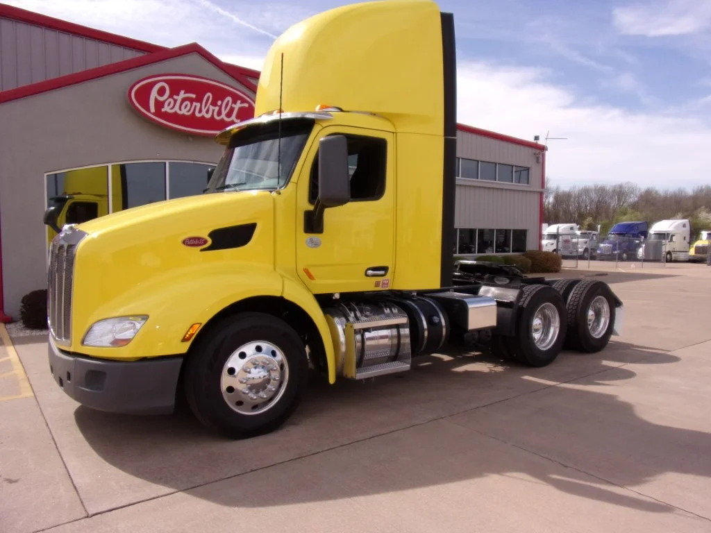 2021 Peterbilt 579 - image 1