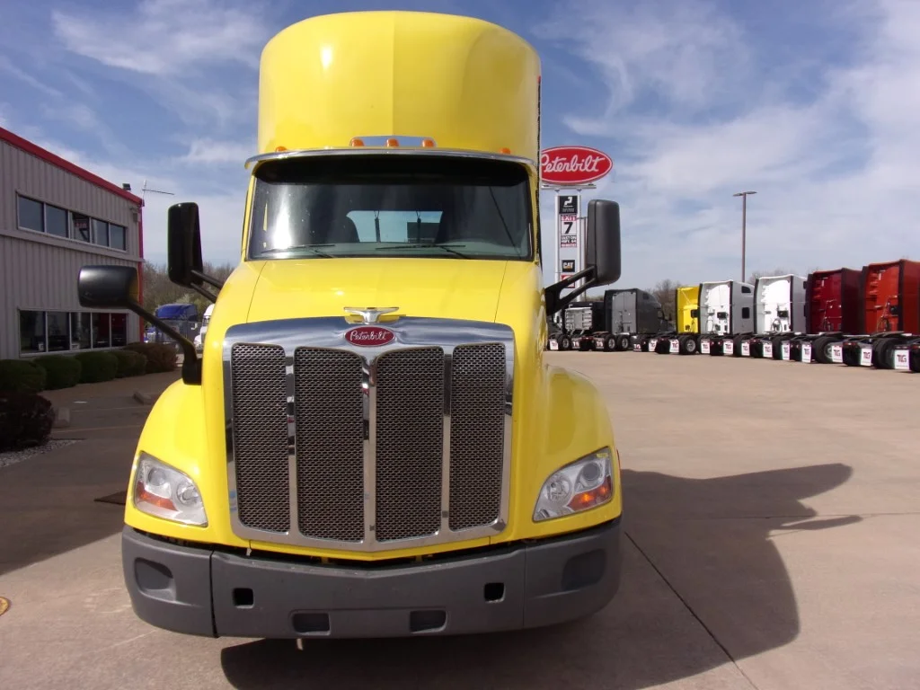 2021 Peterbilt 579 - image 2