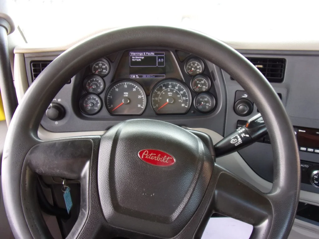 2021 Peterbilt 579 - image 13