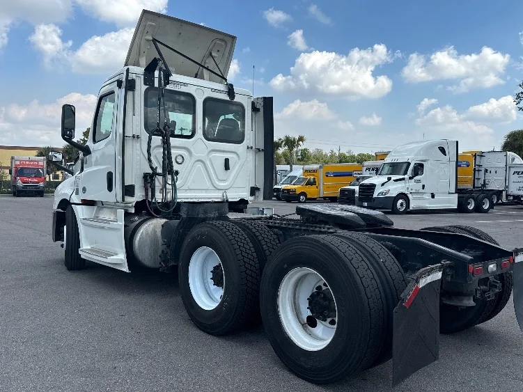 2019 Freightliner Cascadia in Tampa, FL — photo 5