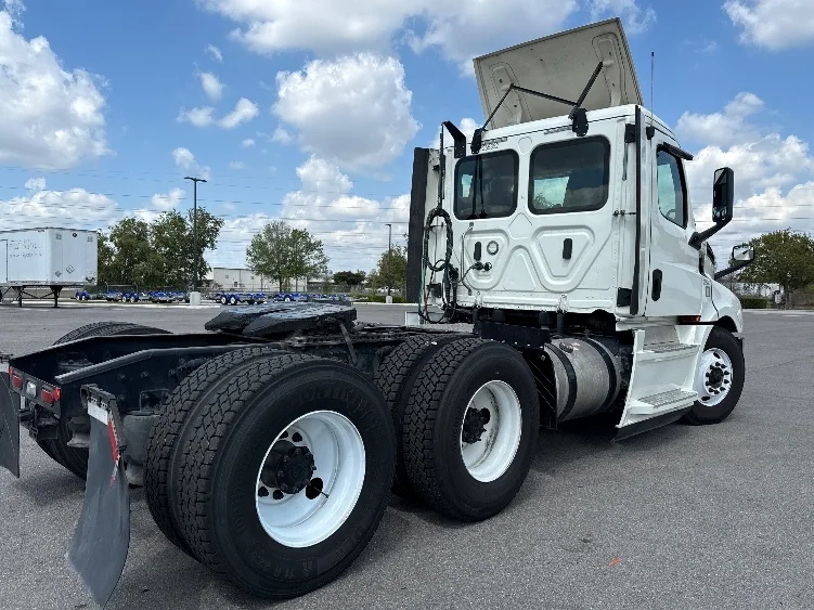 2019 Freightliner Cascadia in Tampa, FL — photo 7