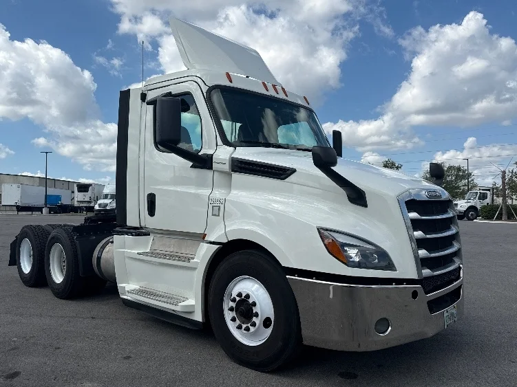 2019 Freightliner Cascadia - image 1