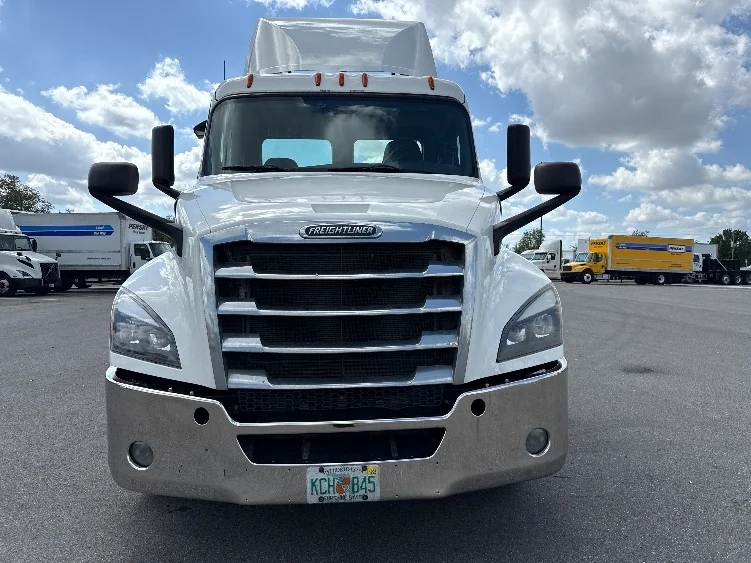 2019 Freightliner Cascadia in Tampa, FL — photo 2