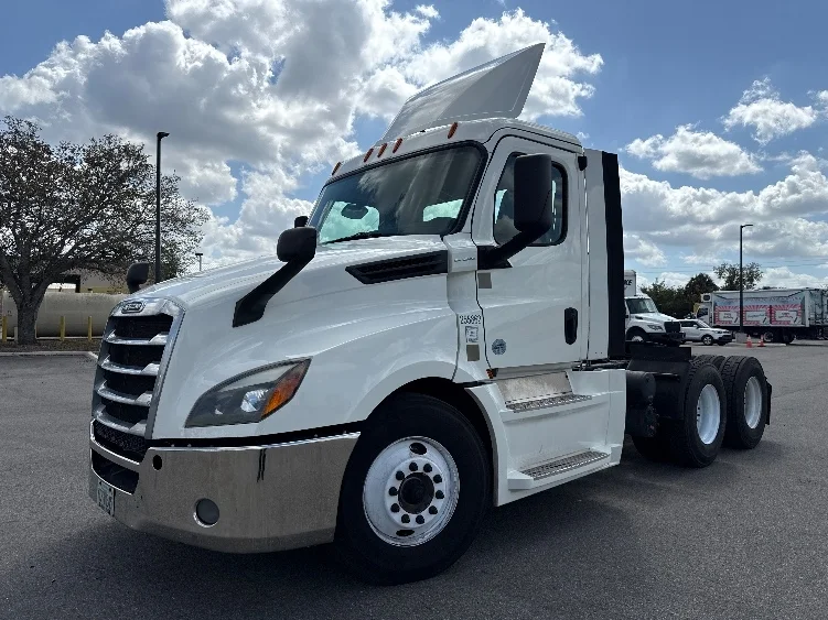 2019 Freightliner Cascadia - image 3