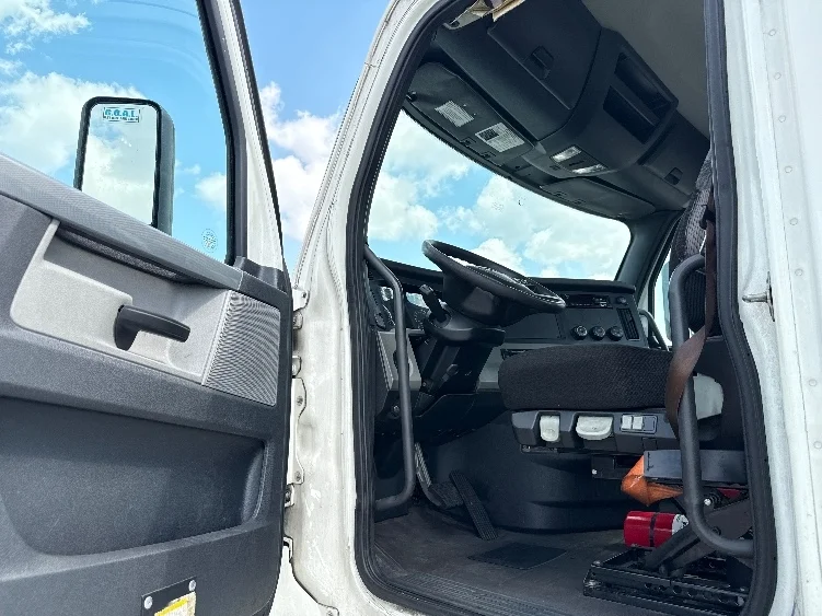 2019 Freightliner Cascadia in Tampa, FL — photo 9