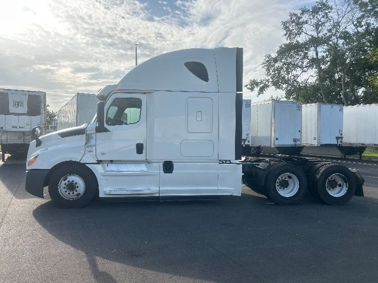 2019 Freightliner Cascadia - image 4