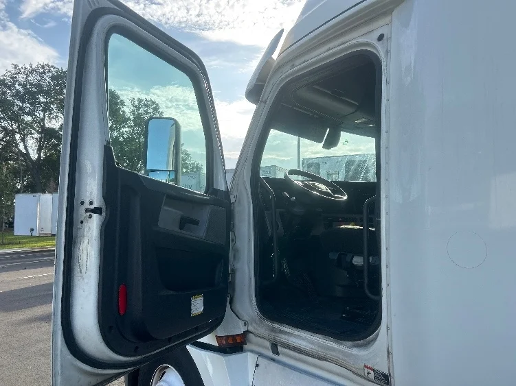 2019 Freightliner Cascadia - image 9