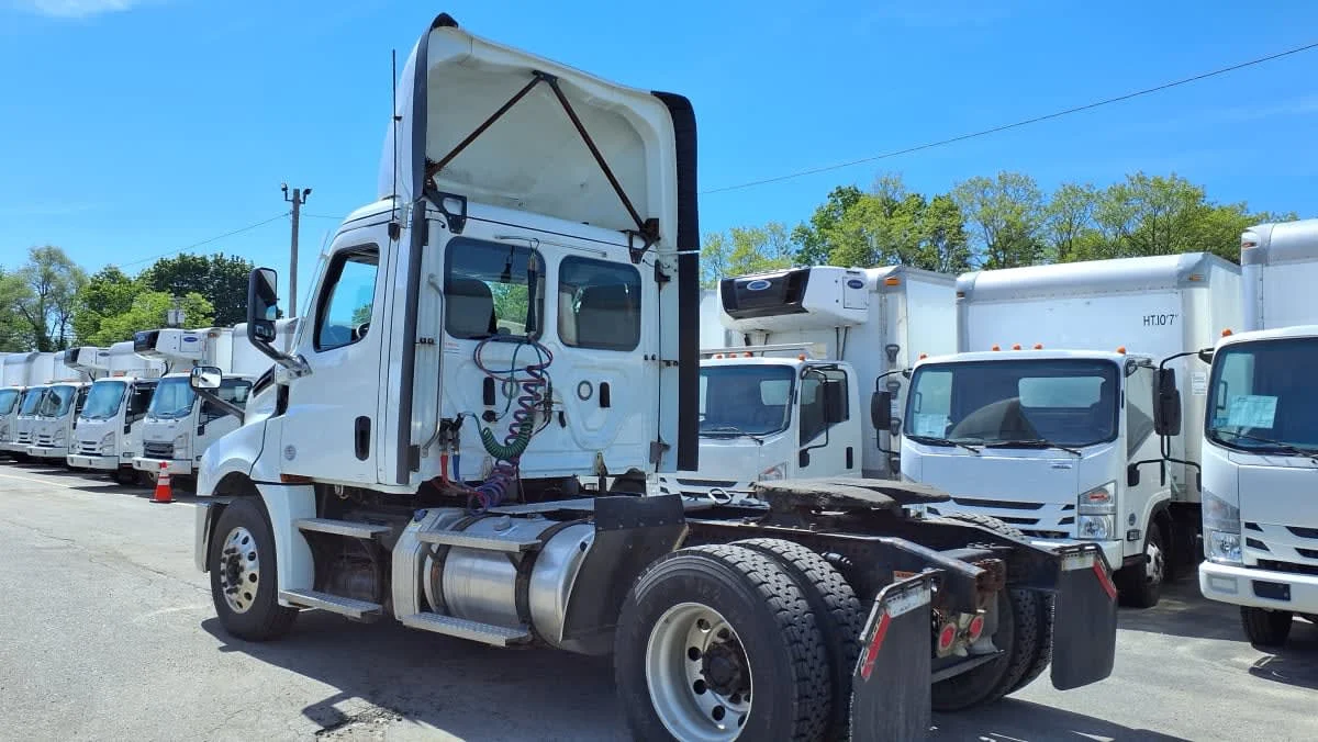 2021 Freightliner Cascadia in Salisbury, MA — photo 6