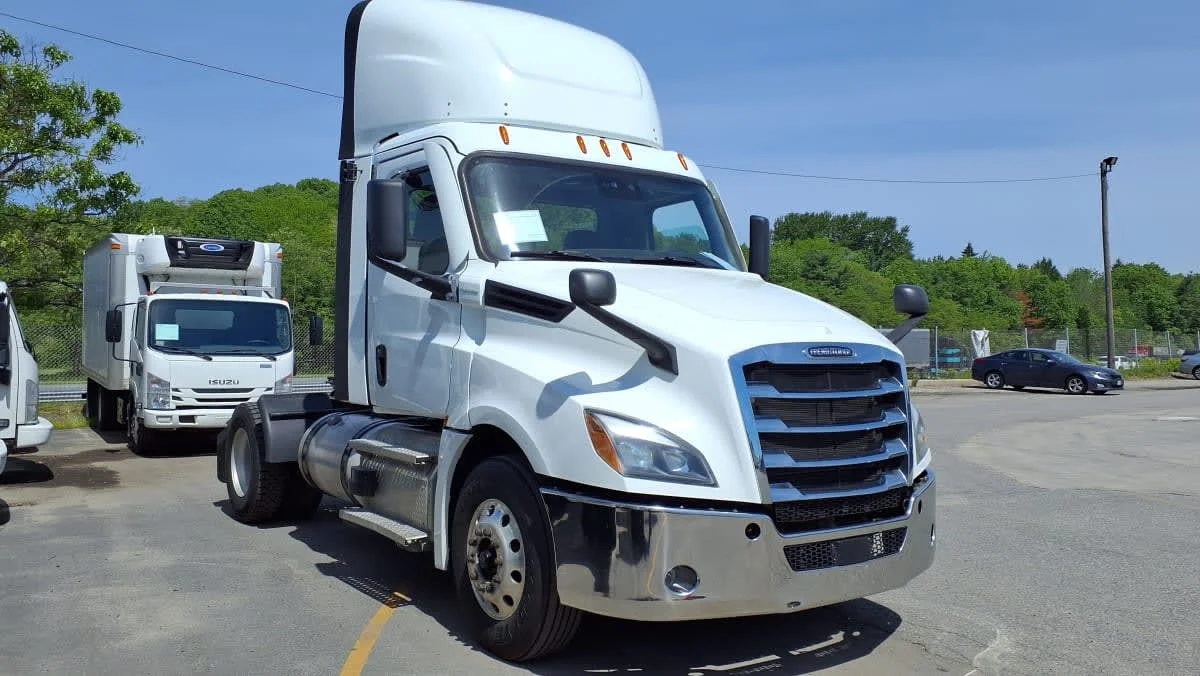 2021 Freightliner Cascadia in Salisbury, MA — photo 3