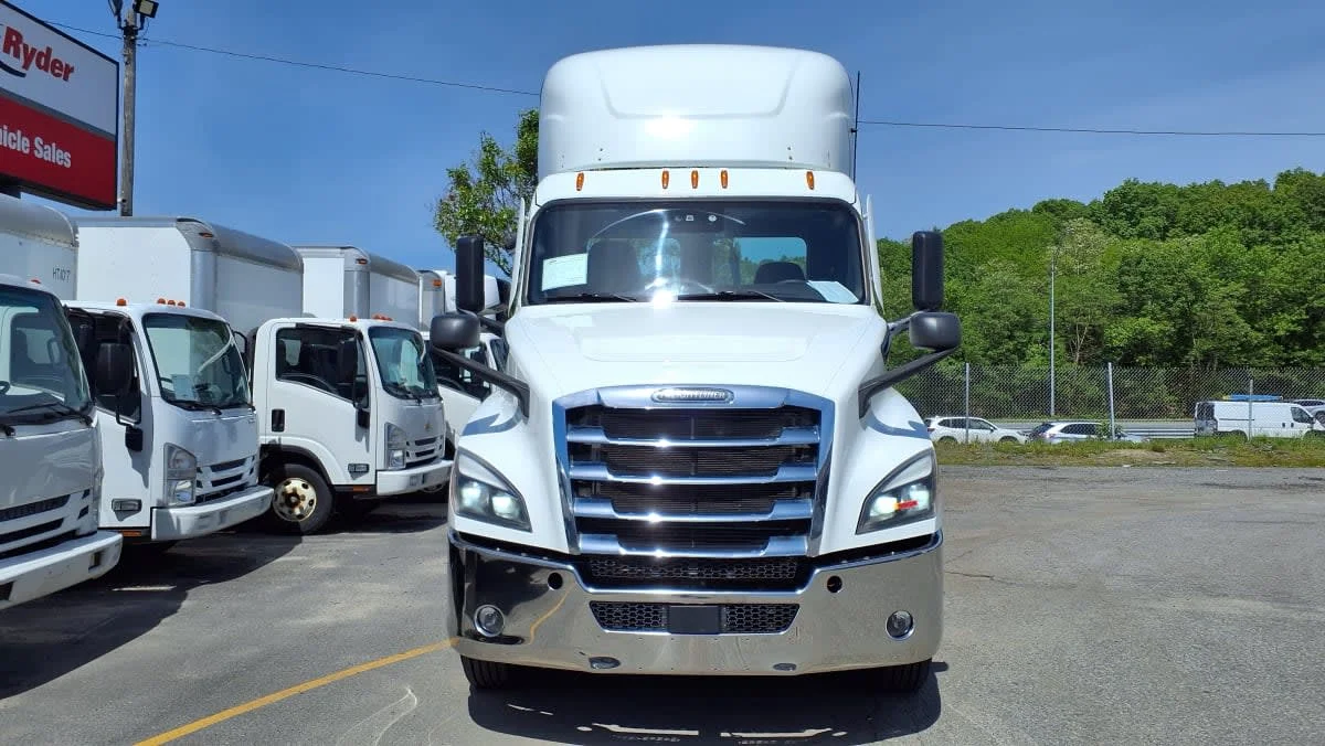 2021 Freightliner Cascadia in Salisbury, MA — photo 2