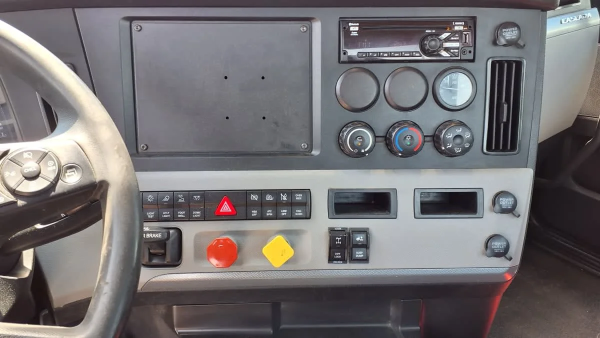 2021 Freightliner Cascadia in Salisbury, MA — photo 9
