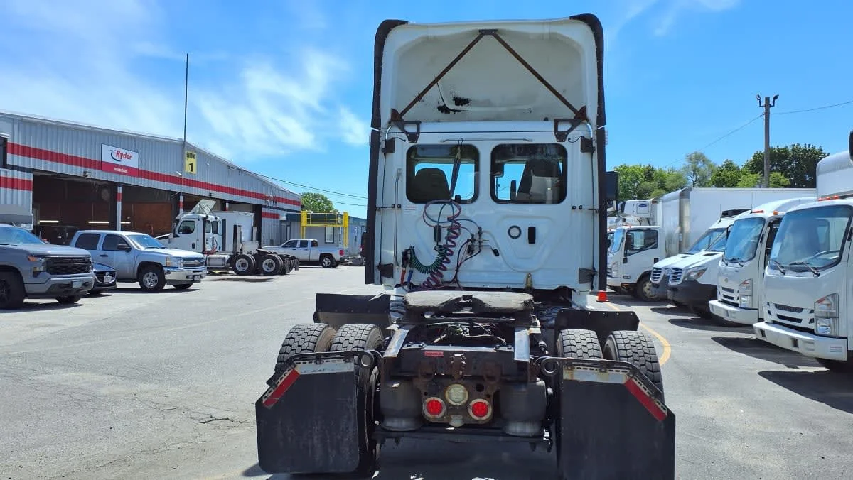2021 Freightliner Cascadia in Salisbury, MA — photo 5