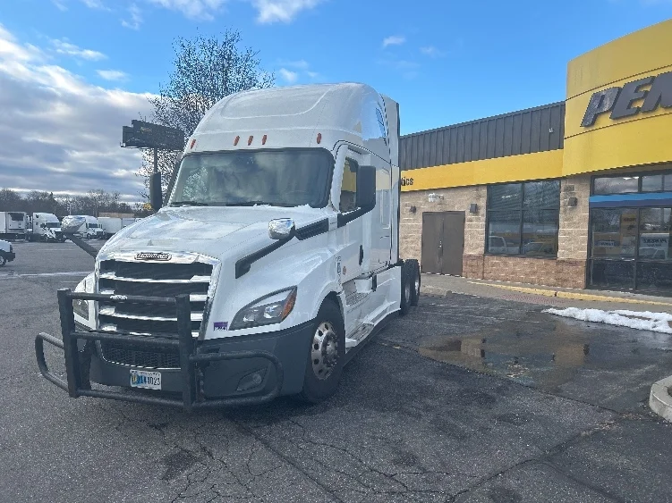 2022 Freightliner Cascadia in Chicopee, MA — photo 3