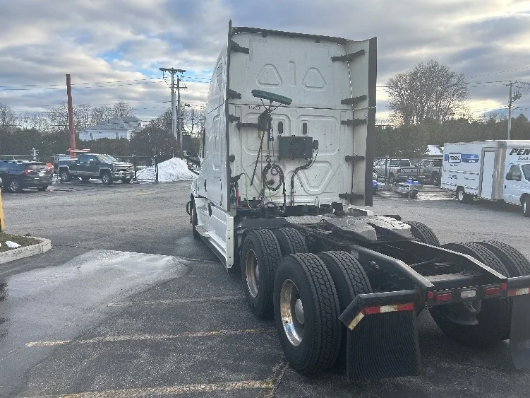 2022 Freightliner Cascadia in Chicopee, MA — photo 5