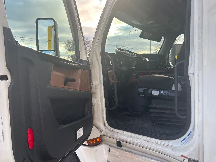 2022 Freightliner Cascadia in Monmouth Junction, NJ — photo 9