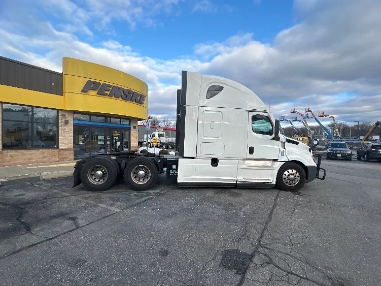 2022 Freightliner Cascadia in Monmouth Junction, NJ — photo 8