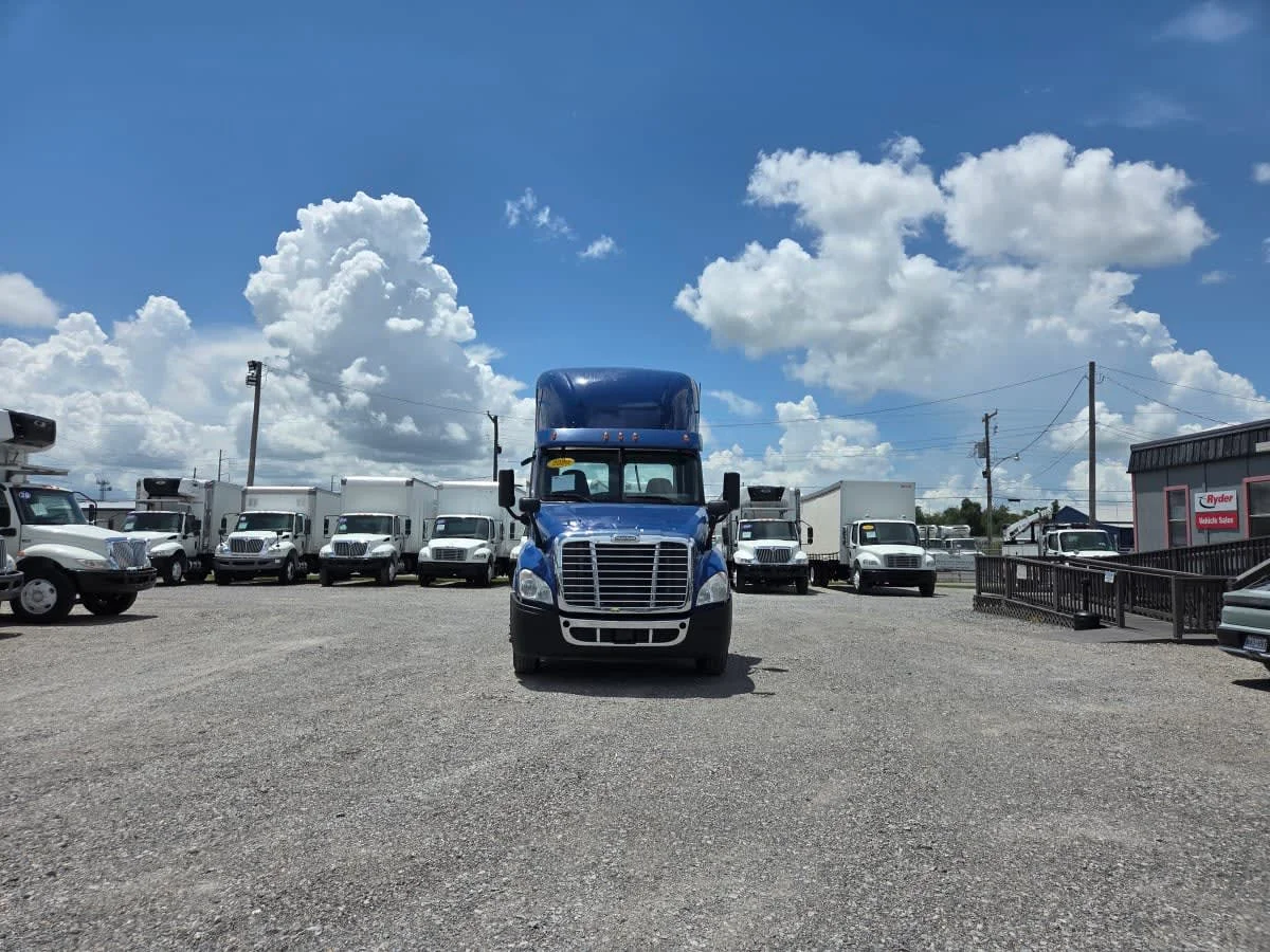 2020 Freightliner Cascadia in St. Rose, LA — photo 2