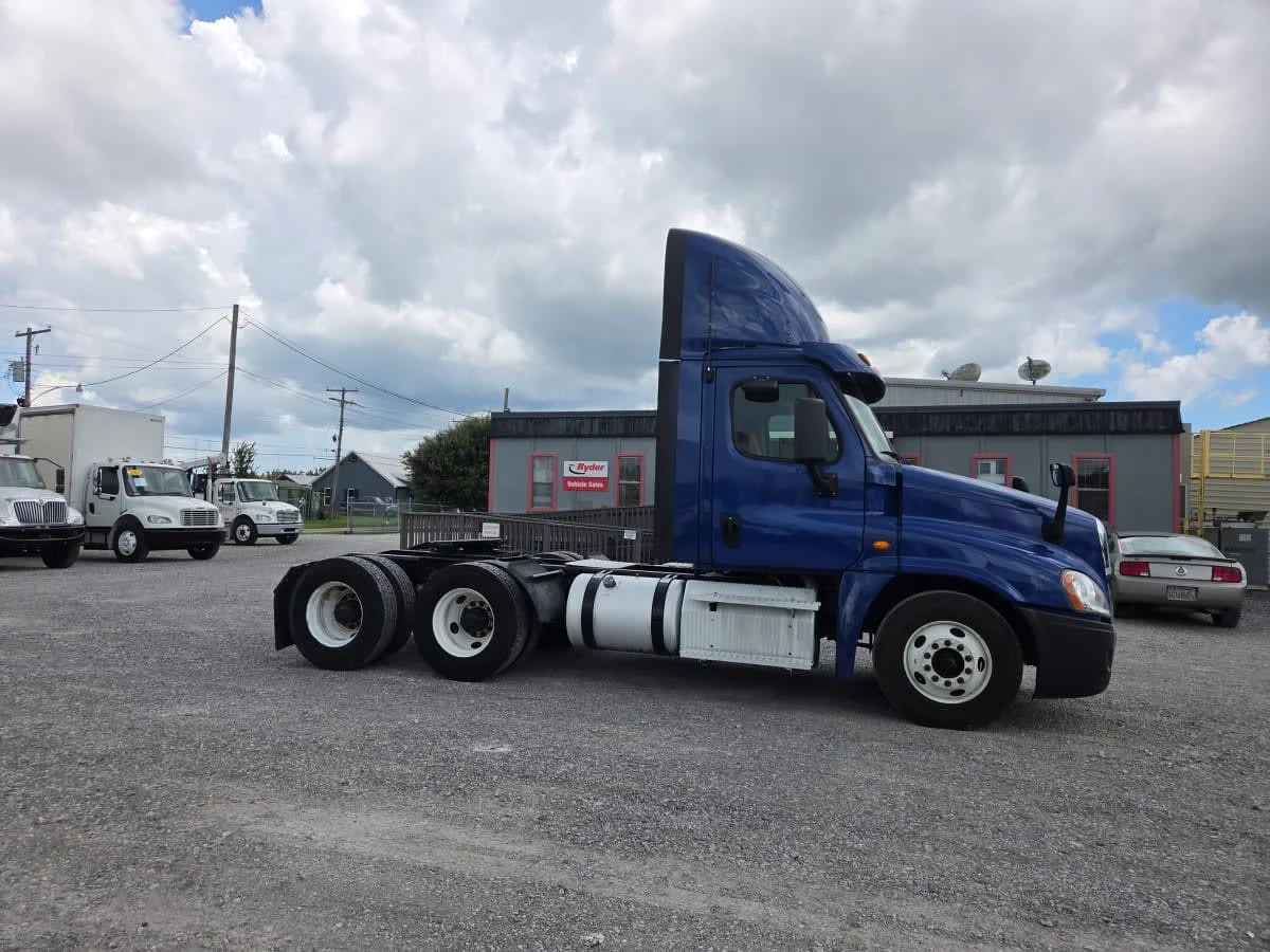 2020 Freightliner Cascadia in St. Rose, LA — photo 9