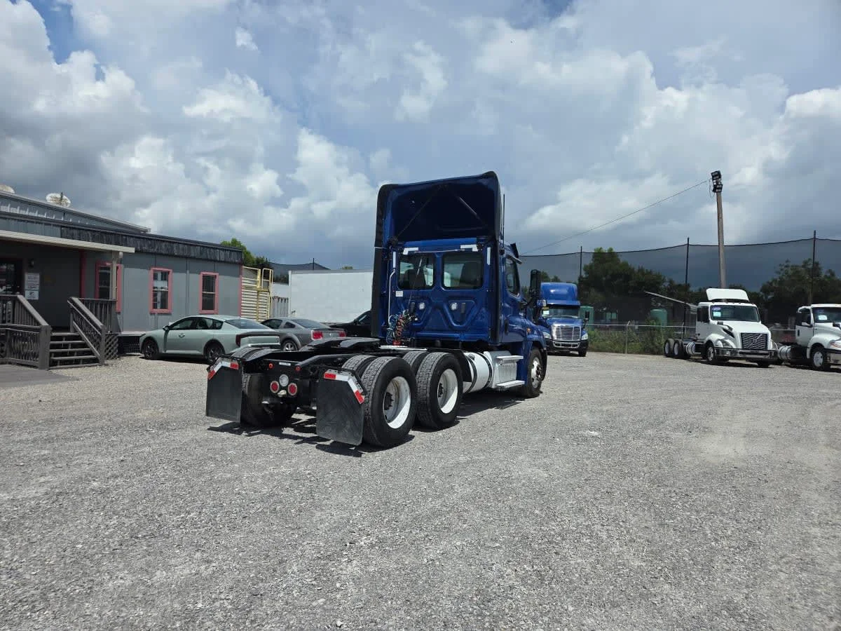 2020 Freightliner Cascadia in St. Rose, LA — photo 4