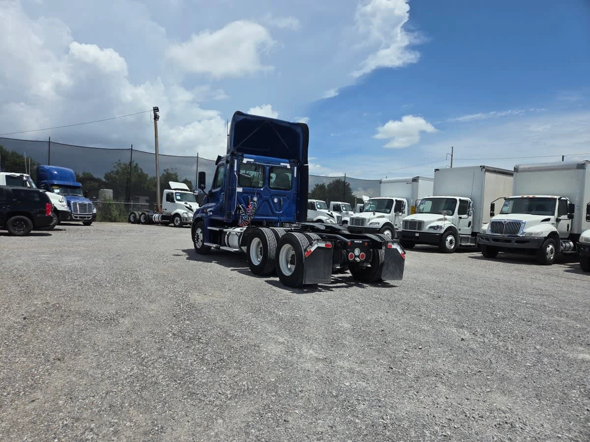 2020 Freightliner Cascadia in St. Rose, LA — photo 6