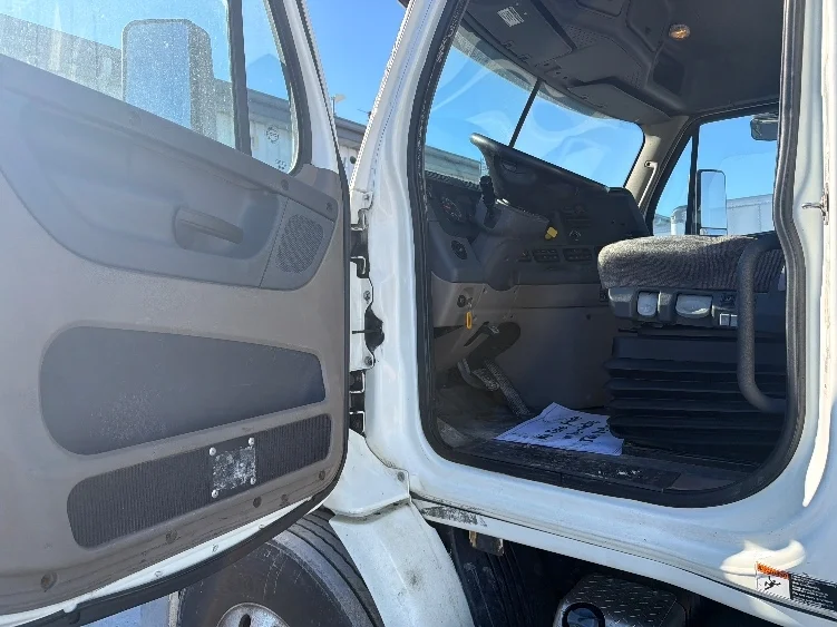 2018 Freightliner Cascadia - image 9