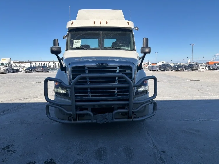 2018 Freightliner Cascadia - image 2