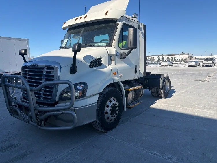 2018 Freightliner Cascadia - image 3