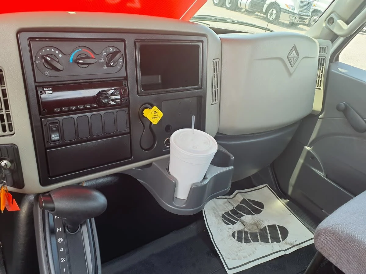 2018 International 4300 - image 14