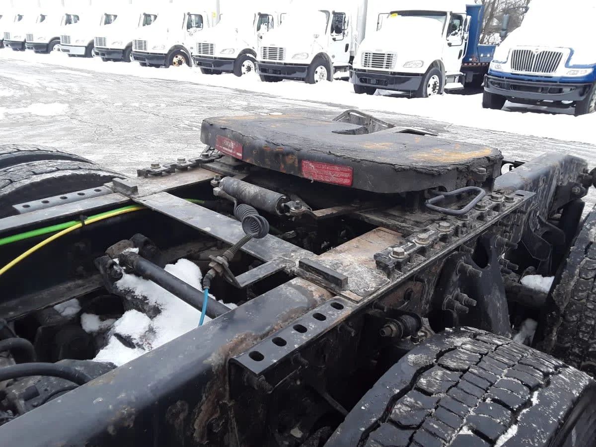 2019 International LT - image 15