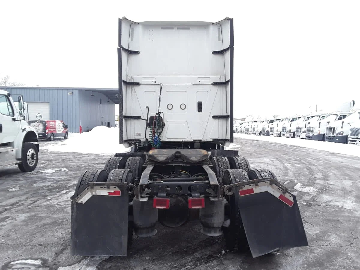 2019 International LT - image 5