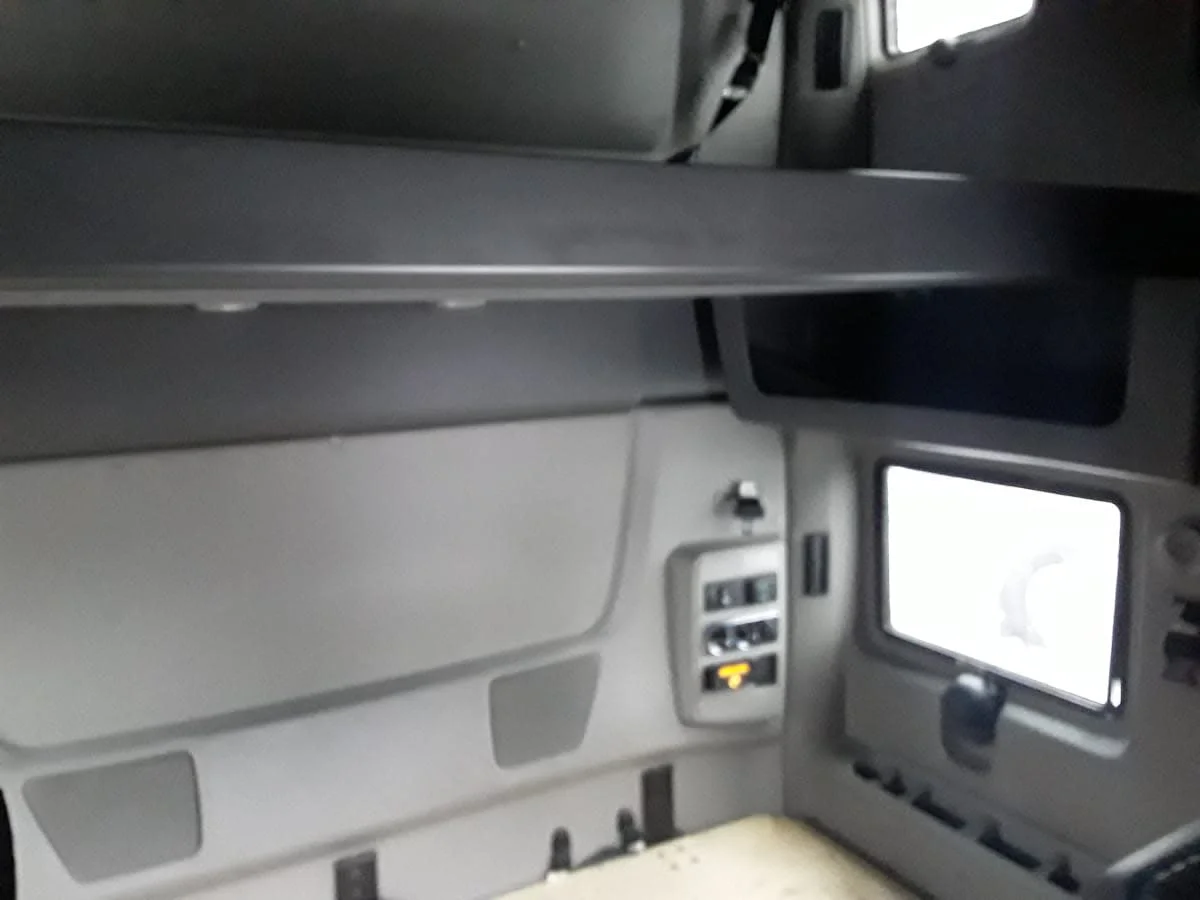 2019 International LT - image 10