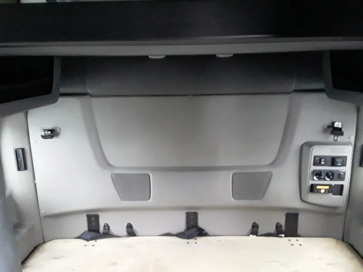 2019 International LT - image 8